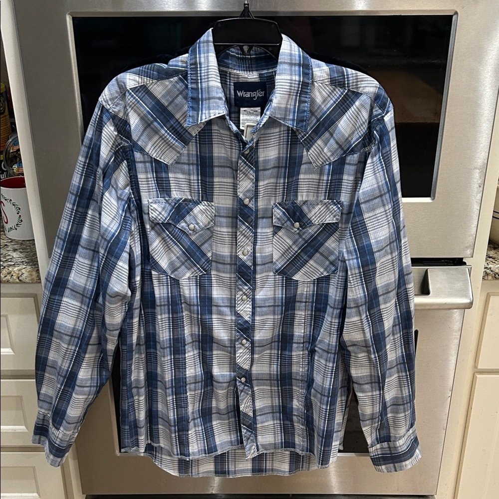Wrangler Men's Casual Blue and White Plaid Western Shirt